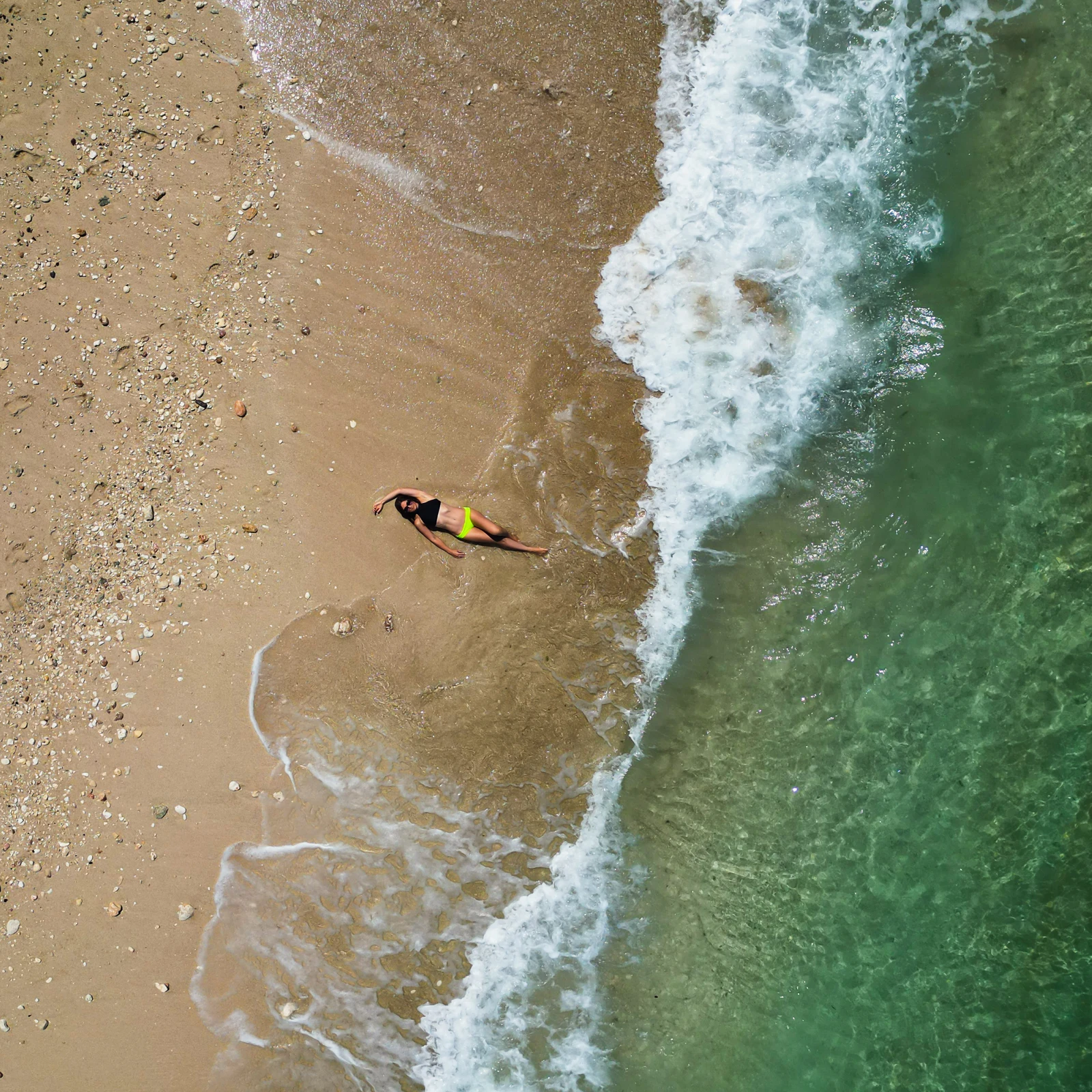 Pohled shora na pobřeží Bali a jemné vlny
