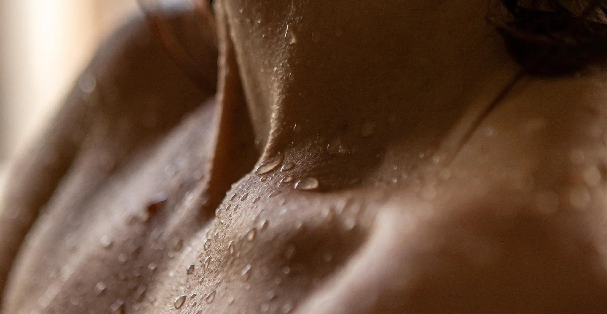 Ženské tělo v klubíčku