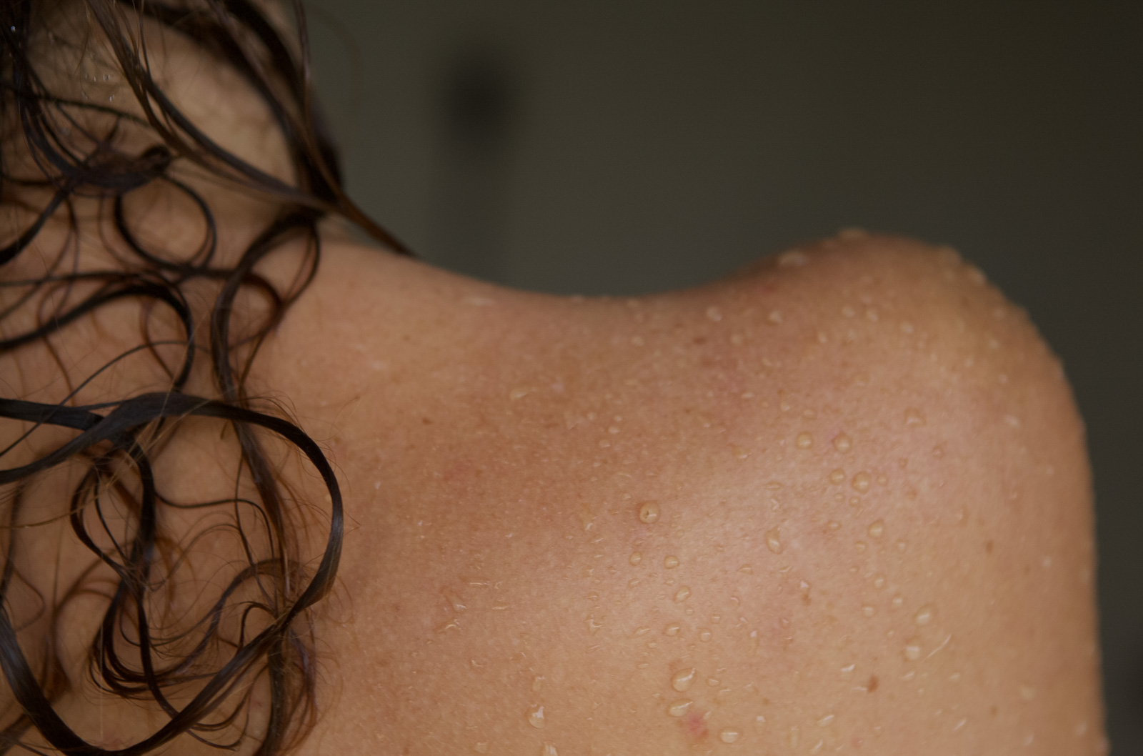 Žena v klubíčku na posteli