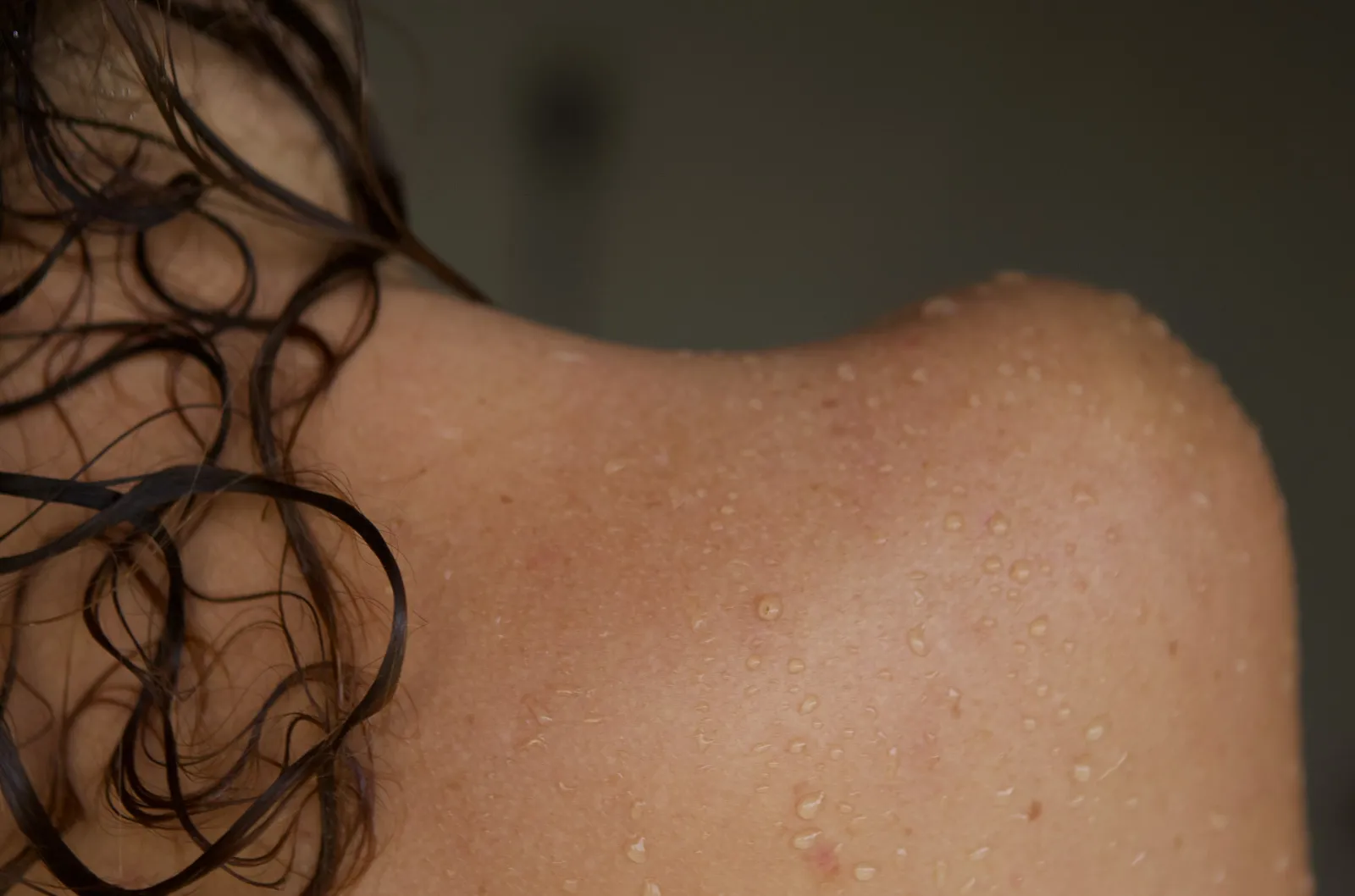 Žena v klubíčku na posteli